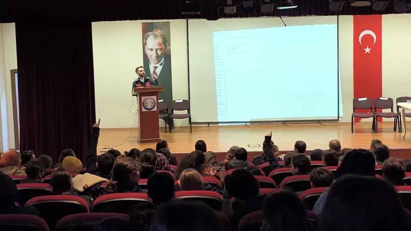 Aydın'da 240 Öğrenciye Siber Zorbalık Eğitimi